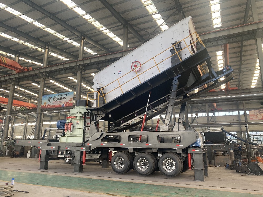 Conical mobile crushing station